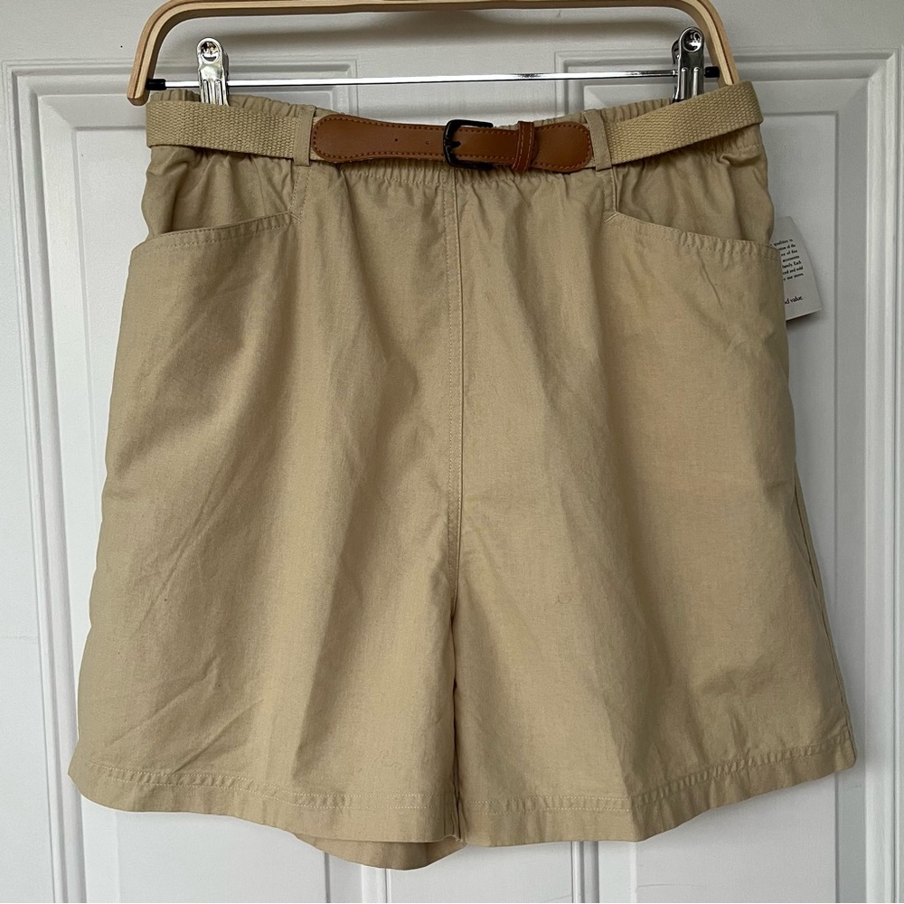 •Saddlebred• NWT Khaki Womens Shorts - Size 14
